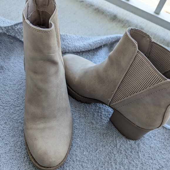 Mia Boots - Picture 2 of 9